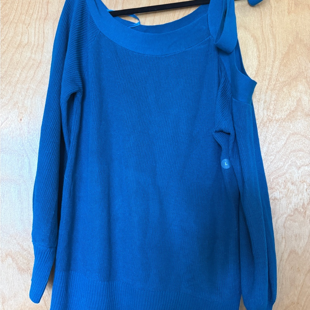 NWT  Women's drop shoulder with bow Sweater